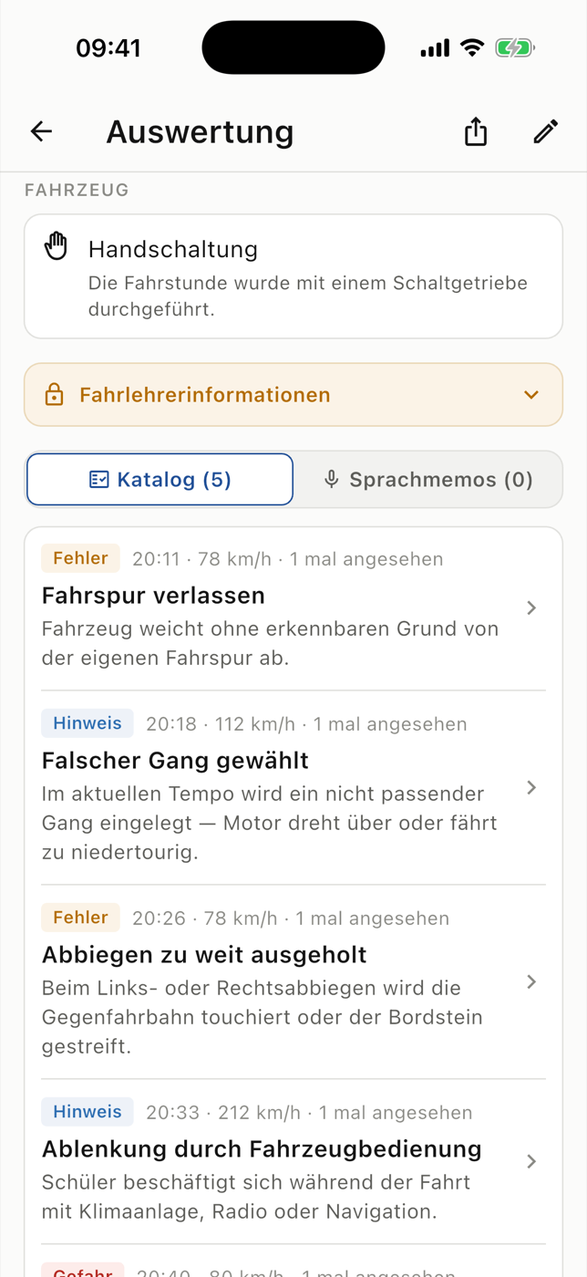 Dokumentierte Fehler in der RoadReview App: Fahrspur verlassen und Abbiegen zu weit ausgeholt, jeweils mit Zeit, Tempo und Erklärung. Beispieldaten.