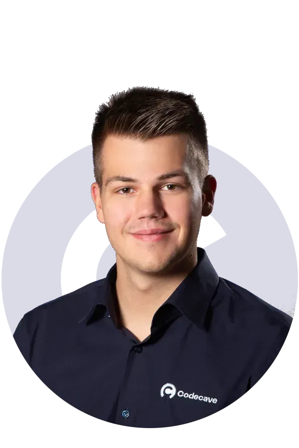 Aleksandar Jovanovic im CodeCave-Hemd