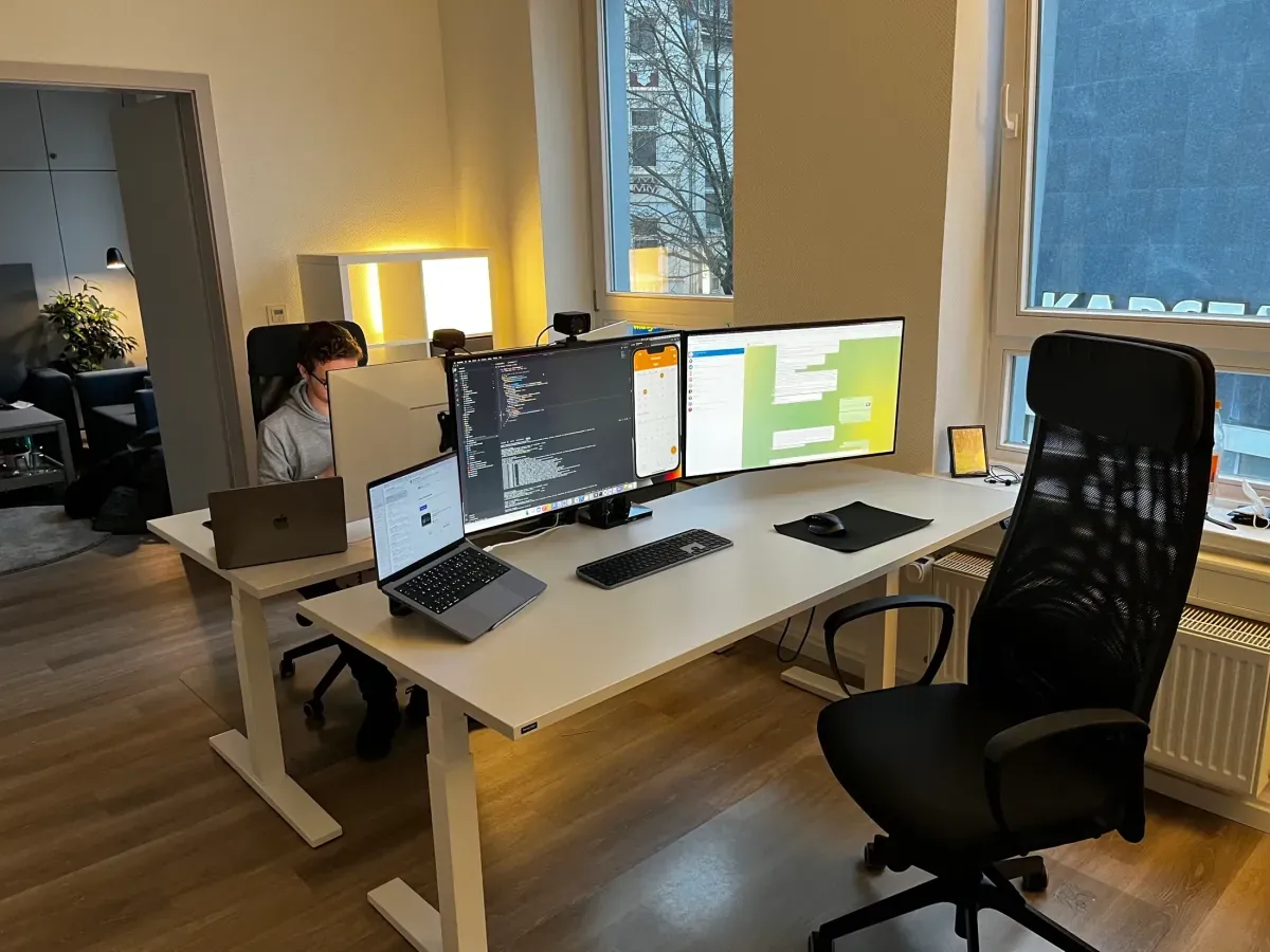 Historischer CodeCave-Arbeitsplatz in Bielefeld mit mehreren Monitoren