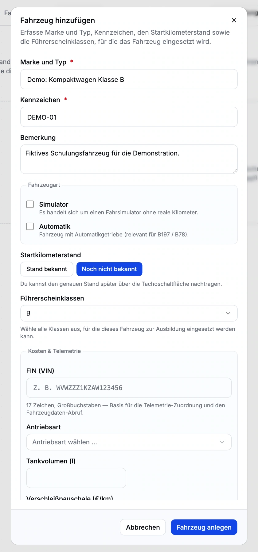 Manuelle Fahrzeuganlage mit fiktivem Demo-Fahrzeug, Schulungsklasse und Fahrzeugdaten.